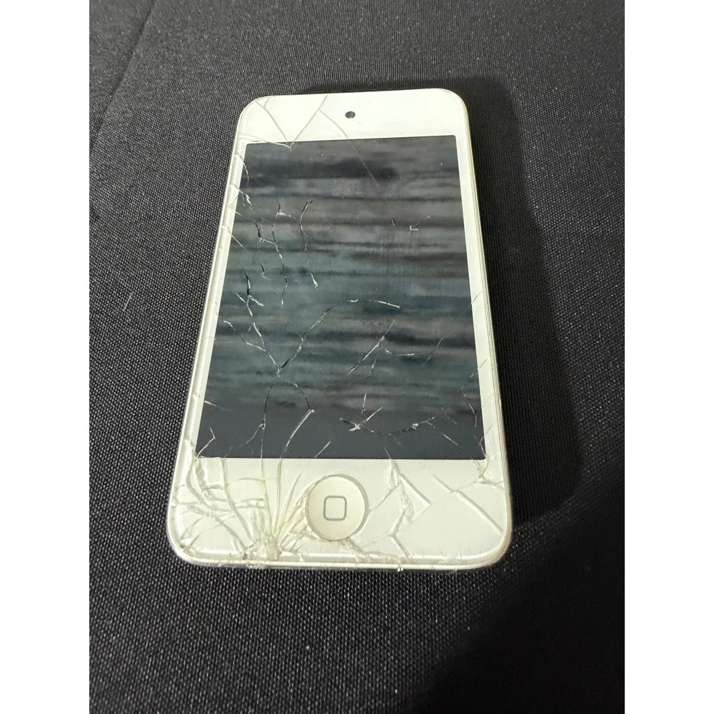 Apple iPod Touch 4th Gen 8GB White Fair Cracked Screen A1367 For Parts